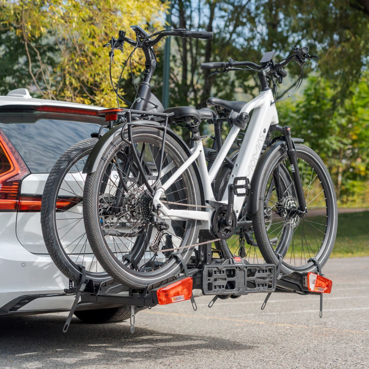 Hapro Atlas SmartFold II auf der Anh&auml;ngerkupplung mit beladenem E-Bike