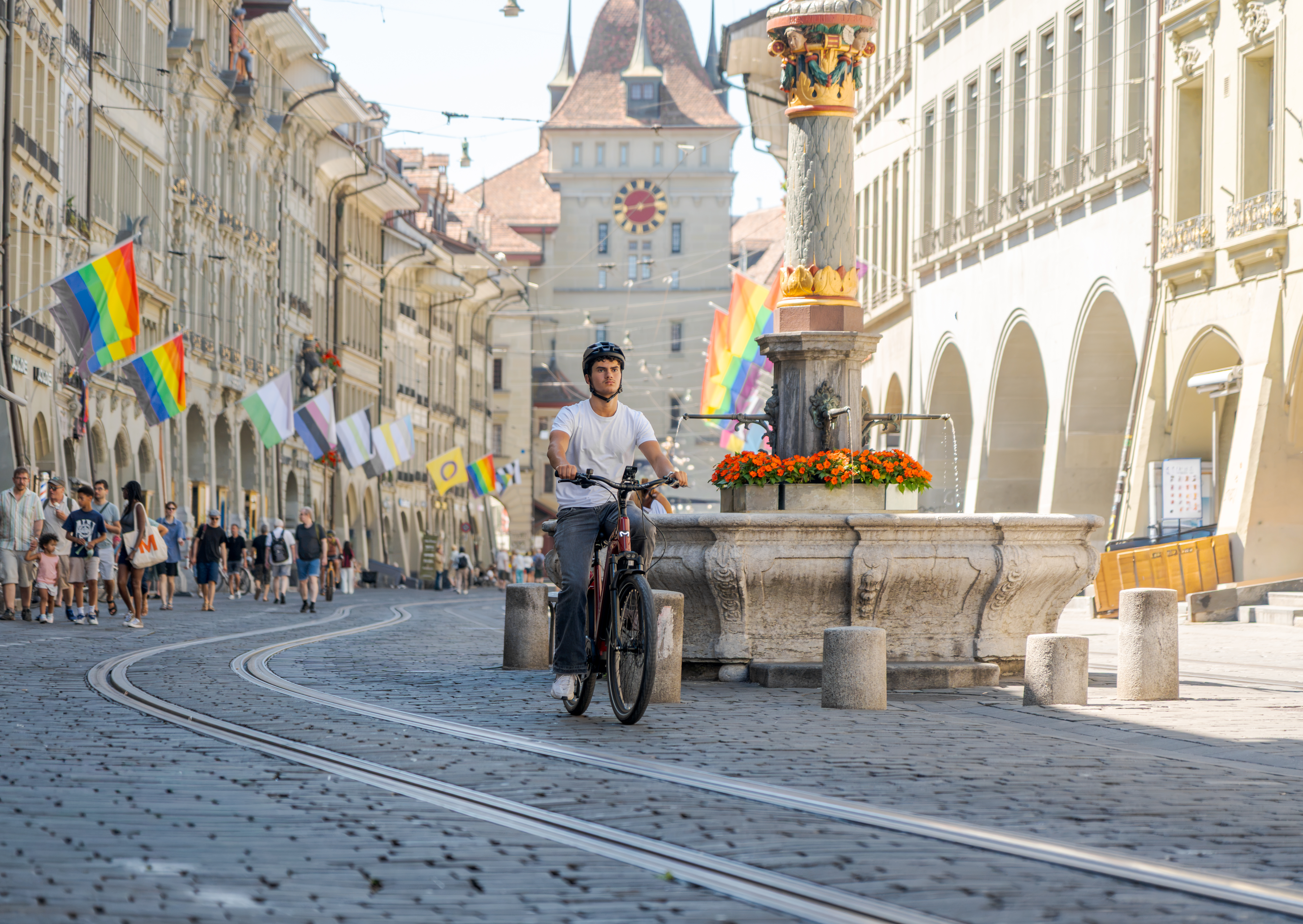 Pendler auf einem E-Bike in der Berner Altstadt
