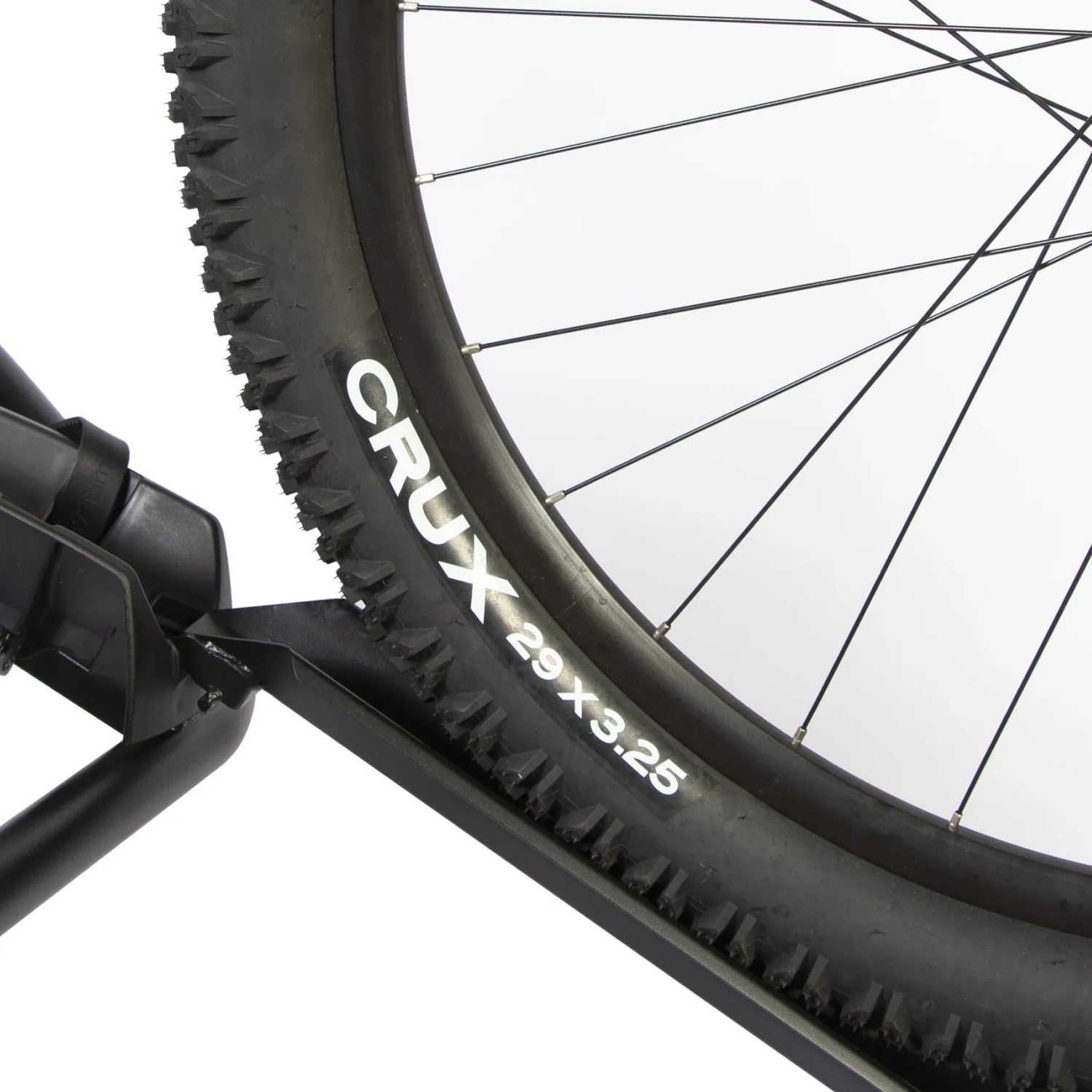 Fahrrad wird &uuml;ber die Auffahrrampe hochgerollt, Detailaufnahme der Radschiene
