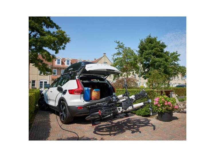 Hapro Atlas Premium Xfold II 3.0 am Auto montiert, mit zwei Fahrrädern beladen