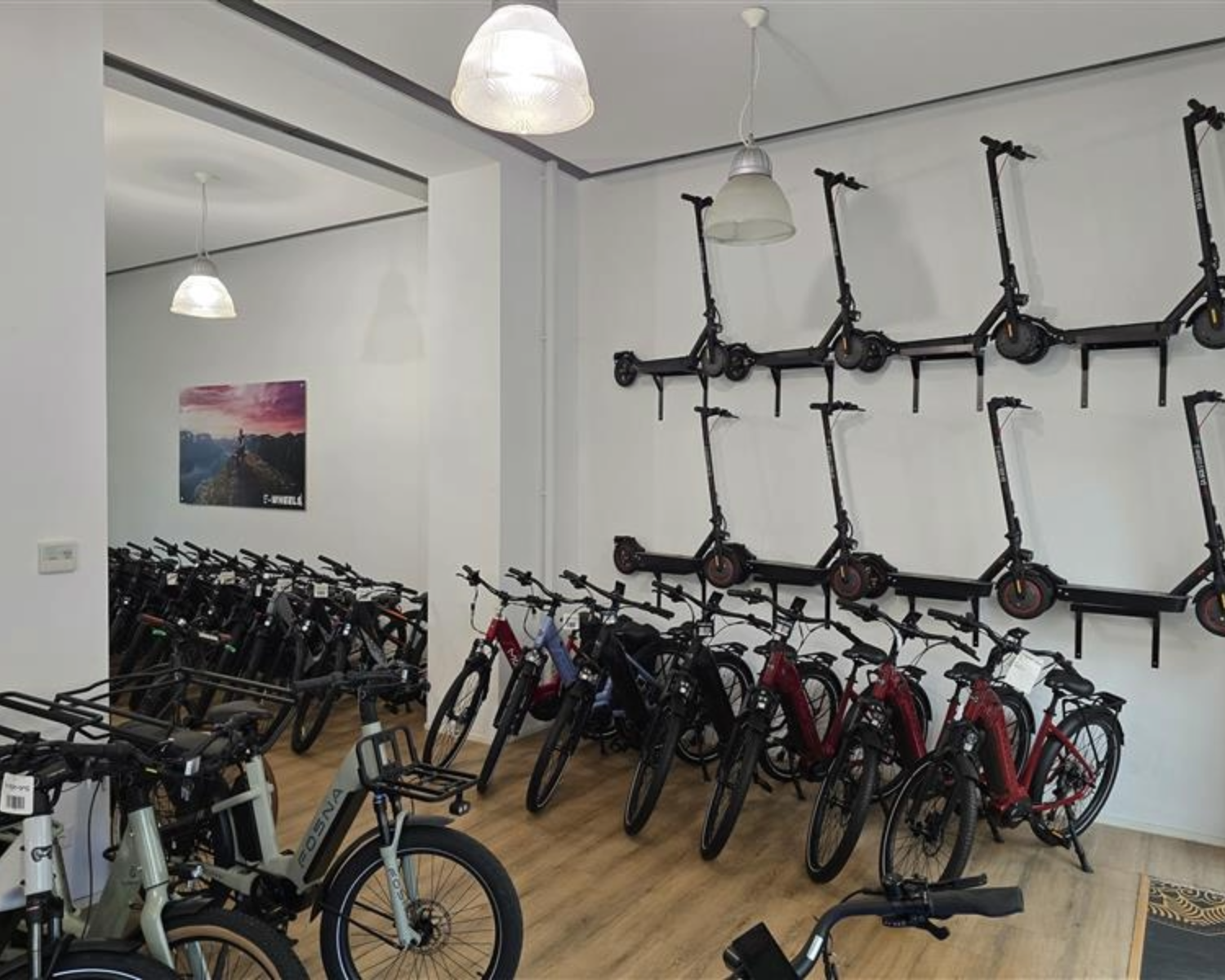 E-Wheels Lugano – Innenansicht des Geschäfts mit E-Scootern und Zubehör