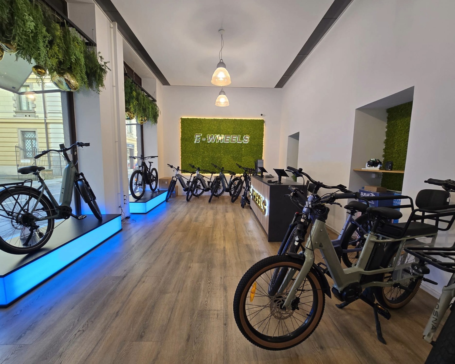 E-Wheels Lugano – Intérieur avec trottinettes électriques (Image 3)