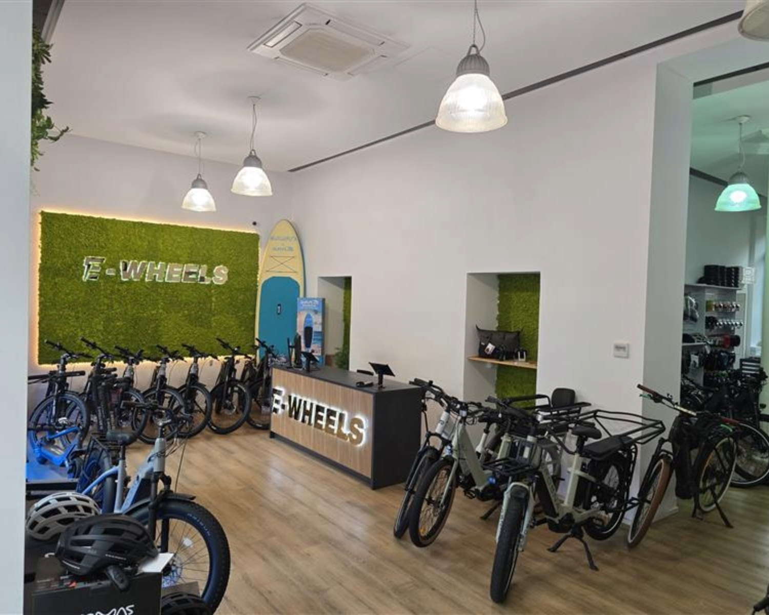 E-Wheels Lugano – Innenansicht des Geschäfts mit Ausstellung von E-Bikes