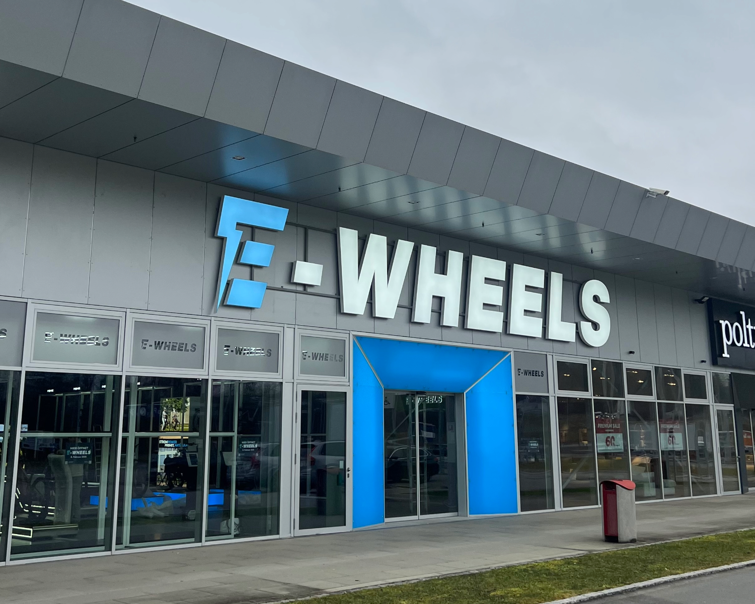 E-Wheels Rothenburg – Innenraum mit E-Scootern