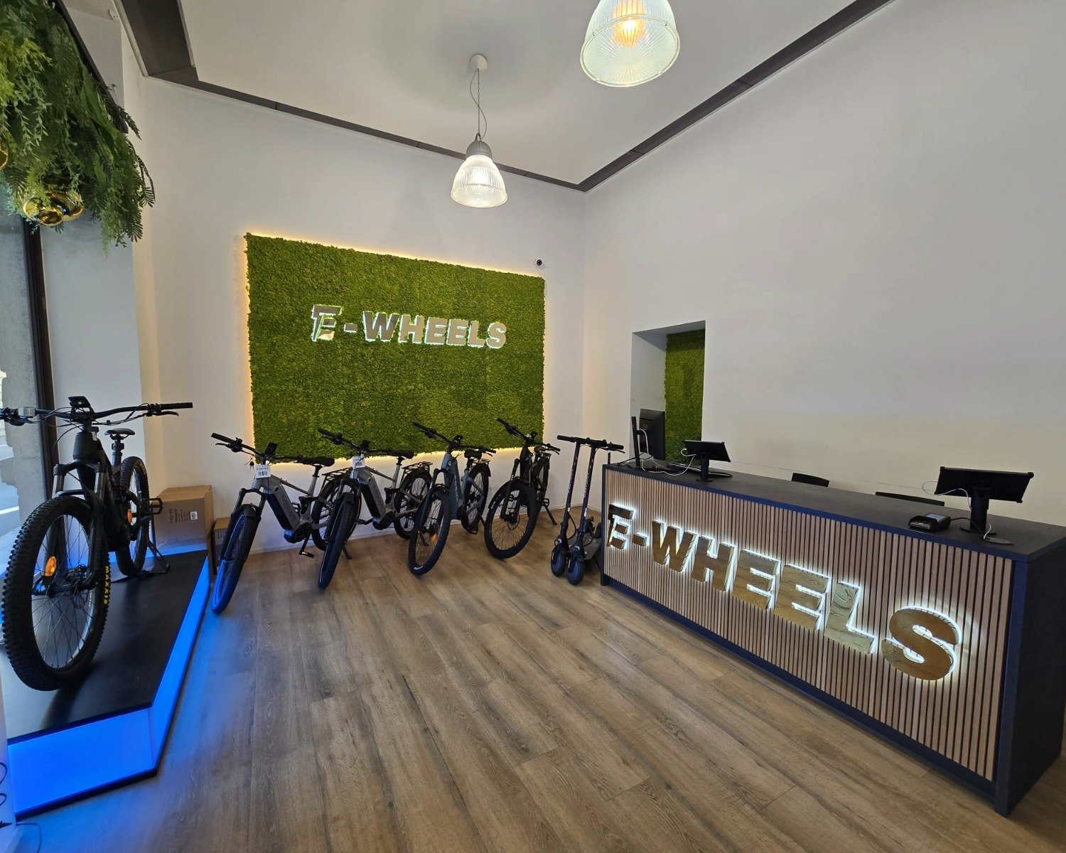 E-Wheels Lugano – Intérieur du magasin avec vélos électriques (Image 1)
